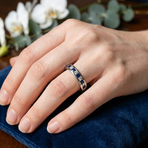 Bague de mariage classique en or blanc 18 carats avec saphir bleu et diamants, sertie en canal à taille princesse alternée, pour cadeau d'anniversaire de luxe - Product Image 2