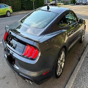 Alerte Offre Exceptionnelle! Superbe Ford Mustang GT Premium Coupé 2021, boîte manuelle 6 vitesses, moteur V8, propulsion arrière, gris extérieur, coupé de luxe. - Product Image 2