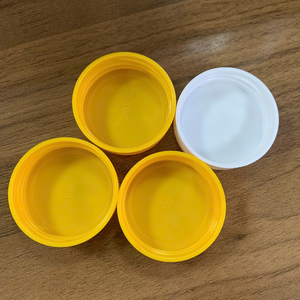 Tapas de Rosca de Plástico PP de Dos Colores Amarillo y Blanco de Pavico Vietnam para Botellas de Cosméticos y Alimentos - Product Image 1