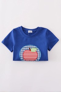 Ensemble de shorts élégants à rayures bleues Apple pour garçons, coupe confortable avec un design Apple amusant pour une tenue d'été - Product Image 4