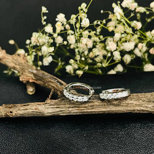 Pendientes de Aro Huggie Cristianos de Oro Sólido de 14K con Diamantes Naturales, Joyería Fina, Regalo de Lujo - Product Image 2