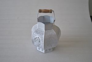 Lanterne décorative en fer blanc de 10 pouces pour la décoration intérieure, les occasions de Noël et de Pâques - Product Image 6