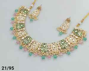 Conjunto de pendientes de collar de perlas de Gargantilla Kundan de tono dorado tradicional y de moda de lujo indio con Mangtikka para mujeres y niñas - Product Image 2