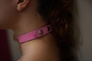 ปลอกคอหนังสีชมพูแบบ BDSM สีแดง พร้อมซับในหนังกลับและซับในหนังแท้ - Product Image 2