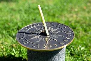 Reloj de Sol de Jardín Sunward de Latón Pulido de 8.5 Pulgadas de Diámetro, Reloj de Sol Decorativo para el Hogar con Estilo Náutico, Material Metálico - Product Image 2