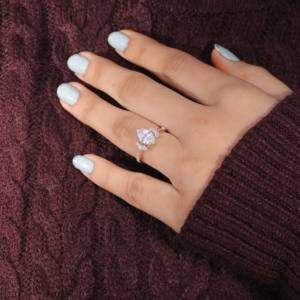 Anillo de Compromiso Clásico con Diamante Cultivado en Laboratorio de Corte Marquise Art Deco, Chapado en Oro de 14K, 1.70ctw, Calidad Superior, Certificado IGI, Engaste de Puntas - Product Image 2