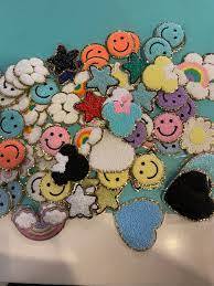 ร้อนขายส่งที่กําหนดเองแววหน้ายิ้มเหล็กบนเสื้อผ้าเคสโทรศัพท์แพทช์ chenille - Product Image 6