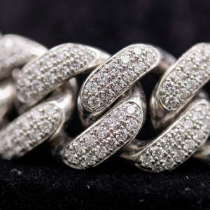 Cadena cubana de alta calidad con incrustaciones de circonitas, tono oro blanco, estilo frío y elegante. - Product Image 3
