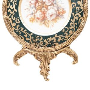 Marco redondo decorativo de latón antiguo con pintura de porcelana Floral, obra de arte de latón envejecido de lujo vintage, decoración clásica para el hogar - Product Image 3