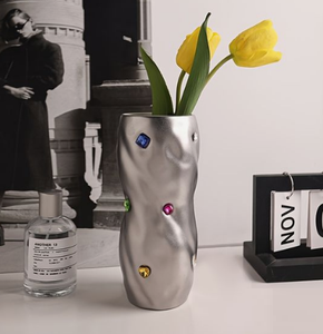 Vase à fleurs en métal argenté moderne fait à la main Décoration intérieure et intérieur personnalisés pour hôtels et restaurants pour arrangements floraux - Product Image 1