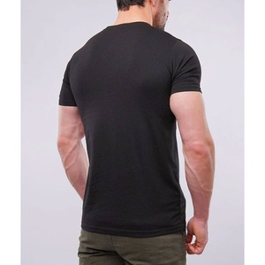 เสื้อยืดสำหรับเล่นฟิตเนสของผู้ชายแห้งเร็วแบบสั่งตัดโลโก้ - Product Image 4