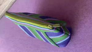 Pochette à main pour femmes à rayures multicolores écologiques Fabriqué en Inde, pochette d'extérieur en plastique recyclé tissé en nylon - Product Image 3