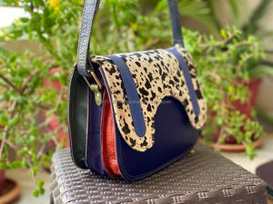 Sac à main en cuir avec fourrure recyclée pour femmes, sac à bandoulière coloré fait à la main - Product Image 4