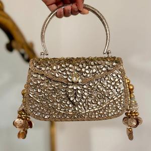 Pochette élégante en mosaïque pour femme avec finition de luxe et design incrusté de chaîne, sacs de soirée uniques et tendance à prix abordable - Product Image 1