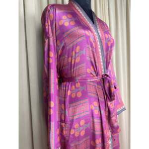 Vestido Kimono de Seda Reciclada Estilo Boho Chic Vintage para Mujer, Ideal para la Playa, Resort, Casa o como Túnica de Baño - Product Image 5