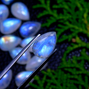 พลอยมูนสโตนสีฟ้าธรรมชาติทรงลูกแพร์แบบเปลี่ยนสีได้ สำหรับทำเครื่องประดับ จากราชสถาน - Product Image 5