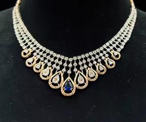 Ensemble de colliers exquis en or massif 14K 18K avec diamants naturels Accents de pierre synthétique bleue Boucles d'oreilles assorties certifiées par des tiers - Product Image 1