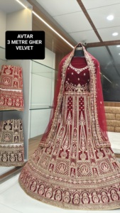Meilleures ventes Velours Lehenga Choli de créateur avec travail Zari lourd Parfait pour les festivals, les mariages et les occasions spéciales - Product Image 2
