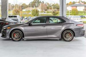 รถซีดานแบบหนังโซฟาหนังที่ใช้อย่างเรียบร้อย2018 Toyota Camry HYBRID Le FWD พร้อมกล้องด้านหลังตัวเลือกใช้แก๊ส/ไฟฟ้า/น้ำมันดีเซล - Product Image 5