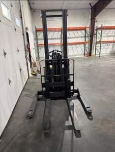 Chariot élévateur électrique à fourche CROWN ST3000-25 2016 - Capacité de 2500 lb - Hauteur de fourche de 85 mm - Tout-terrain - Intérieur - Roues en tissu nylon - Moins de 50 - Product Image 5