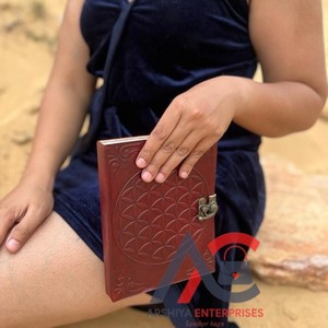 Nuevos diarios de bloqueo de cierre de bronce de cuero en relieve con herramientas manuales reales, diarios de Poesía de viaje con bloqueo de cuero Vintage tradicional bohemio - Product Image 1