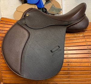 Selle en cuir professionnelle polyvalente avec assise profonde pour le travail au plat et le saut d'obstacles, offrant un ajustement confortable et une stabilité accrue lors de la pratique équestre. - Product Image 3