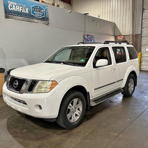 Nissan Pathfinder Usada en Japón, SUV Familiar Espacioso de 7 Plazas con Conducción Suave y Diseño Moderno - Product Image 1