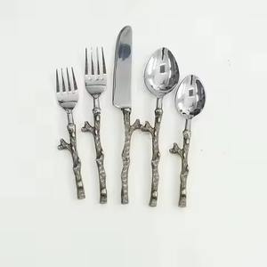 ชุดช้อนส้อมสแตนเลสสตีล ดีไซน์หรูหรา ทันสมัย ด้ามจับสไตล์โบราณ เหมาะสำหรับงานเลี้ยง ใช้งานง่าย เป็นมิตรต่อสิ่งแวดล้อม รองรับการใช้งานกับของหวานที่ละเอียดอ่อน - Product Image 3