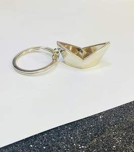 Pequeño bate de cricket con bola giratoria dentro del fabricante de llaveros de metal de latón para niños y niñas de 10cm (dorado) - Product Image 2