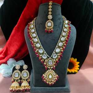 Ensemble de colliers longs Kundan Uncut Royal Look radieux Maang Tikka Kundans motif captivant arrangé offrant un brillant à la mode - Product Image 6