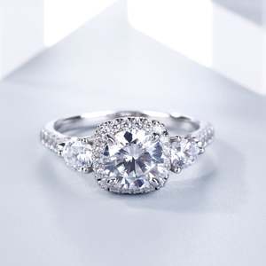 Bague de fiançailles Jeulia en argent sterling plaqué rhodium avec trois pierres halo à taille ronde - Product Image 6