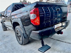 Tundra GCC 2016, traction avant, sièges en cuir, boîte automatique à 6 vitesses, régulateur de vitesse adaptatif, transmission intégrale, feux LED, voiture d'occasion, prix compétitif, noir métallisé - Product Image 3