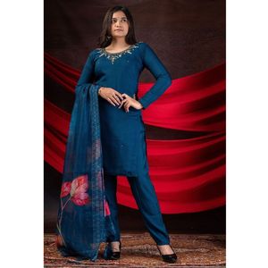 Ensemble Kurti brodé de créateur dans un ton vibrant avec détails du cou à la main Floral Dupatta et pantalon confortable - Product Image 1