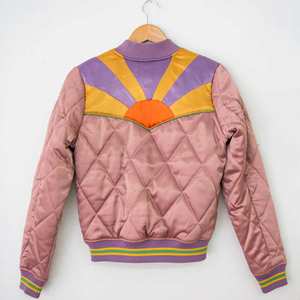 Veste en satin de luxe Sunrise Glow, tissu brillant de haute qualité, vêtement unisexe tendance, parfait pour les vêtements de sport et le port quotidien - Product Image 1