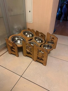 Estación de alimentación para perros elevada Alimentador triple elevado para perros Barra de comida inclinada personalizada Cuenco de comida para perros - Product Image 3