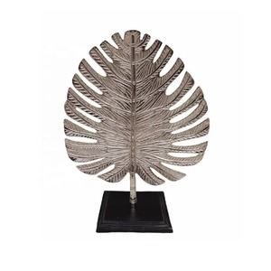 Objet de table sculptural fini argent de style caractéristique pour intérieurs de maison modernes et présentoirs de fenêtres fabriqués à la main en Inde - Product Image 2