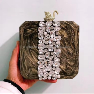 Elegante bolso de mano de resina con cierre floral y detalles de cristal Bolso de noche moderno de resina con parte superior floral y detalles de cristal - Product Image 6