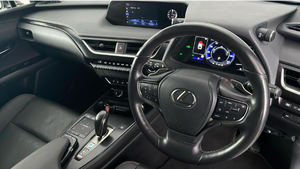 2021 pour UX 300e Wagon RWD Automatique 5 portes Blanc 54,3 kWh 58 954 Miles Boîte de vitesses automatique Sièges en cuir Caméra arrière Volant à droite - Product Image 4