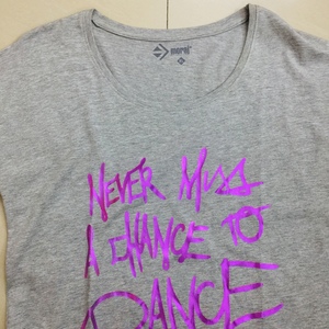 Camiseta de cuello redondo de algodón de gran tamaño de lujo para mujer, diseño de logotipo con estampado de lámina personalizado, ropa de calle informal corta transpirable Drop Plus - Product Image 2
