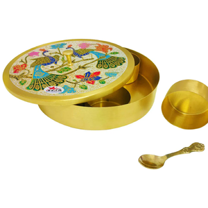 กล่องเครื่องเทศทองเหลืองประณีตที่มีลวดลายดอกไม้แกะสลักเป็นเครื่องยืนยันถึงงานฝีมือที่ไร้กาลเวลา - Product Image 1