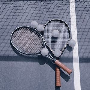 Raqueta de tenis de carbono ligera y duradera profesional para deportes al aire libre para uso diario y jugadores - Product Image 1