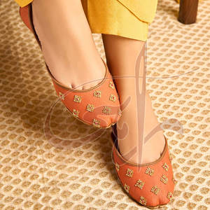 New Arrival Best Selling Women Khussa Fashion Trend Printed Anti-Slippery Genuine Leather Raw Silk Durable Material Cheap Price - Product Image 2