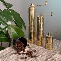 Moulin à sel et à poivre en laiton artisanal avec finition de qualité supérieure, design durable et écologique pour une utilisation fluide dans les cuisines