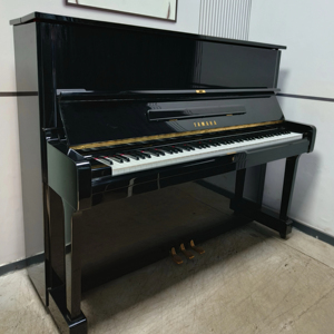 Piano droit Yamaha U1H, entretenu et accordé avec expertise, qualité garantie, occasion de qualité, choix idéal pour les artistes 2061609 - Product Image 1