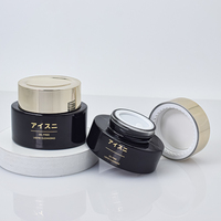 Ensemble de soins de la peau en verre noir élégant et luxueux avec des bouchons dorés polis, flacons rechargeables pour sérum anti-âge et crème pour le visage de qualité supérieure