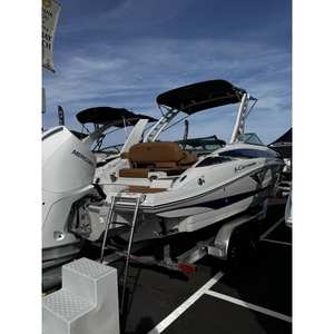 Lancha Crownline E260XS 2026, Nueva, Casco de Fibra de Vidrio, Alto Rendimiento, Motor Mercury de 300HP, 8 pies 6 pulgadas de Ancho - Product Image 2