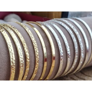Bracelets tendance plaqués or et argent texturés martelés, vente en gros pour la revente - Product Image 1