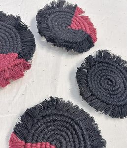 Dessous de verre en macramé de marque privée avec glands noués et tissage artisanal conçu pour des maisons confortables et confortables - Product Image 2