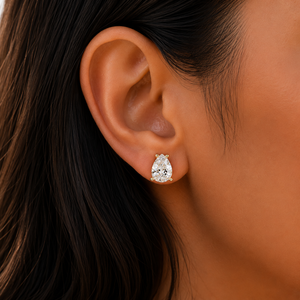 ต่างหูเพชรเม็ดเดี่ยวทรงลูกแพร์แบบมินิมอลสี่ก้าน ทองคำแท้ 14K เพชรเลี้ยงในห้องปฏิบัติการ ดีไซน์มาร์ตินี่ เหมาะสำหรับเป็นของขวัญวันครบรอบ - Product Image 4