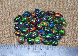 Impressionnant éthiopien noir opale Cabochon pierre arc-en-ciel Flashy mélange forme noir opale grande taille Lot y compris nid d'abeille - Product Image 2
